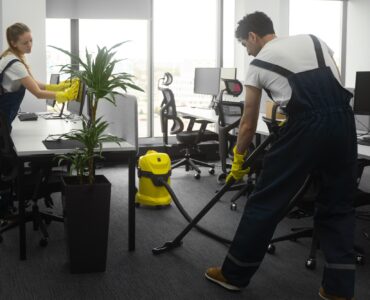 full-shot-people-cleaning-office